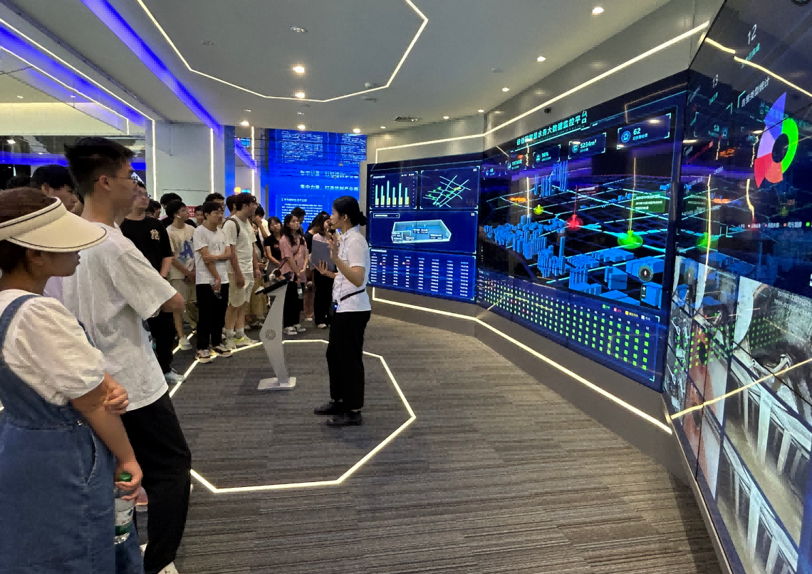 Ezpay官网科技IT精英暑期实训营活动日 | 探秘南京江北新区研创园 科技火花点亮未来梦想